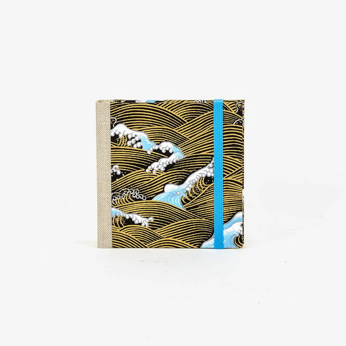 Skizzenbuch-blaupause-10x10cm-160-leere-Seiten-Cover-Vorn-Bezogen-mit-Chiyogami-Welle-gold-blau-auf-schwarz