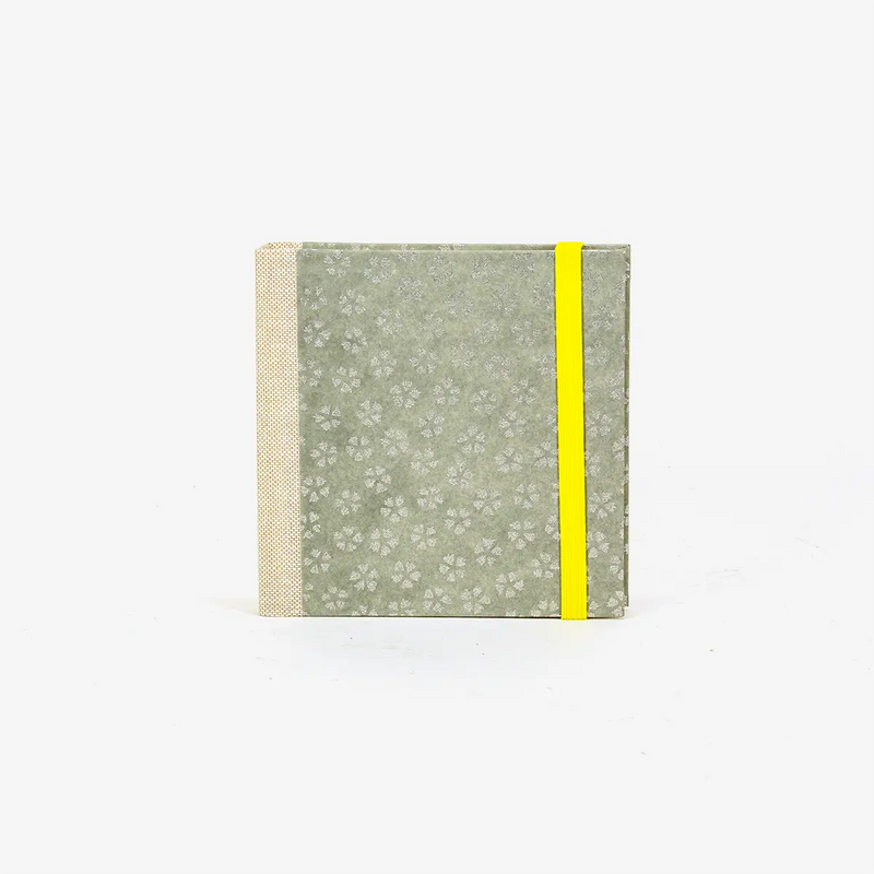 Skizzenbuch-blaupause-10x10cm-160-leere-Seiten-Cover-Vorn-Bezogen-mit-Geometrisch-Bluete-silberaufgrau