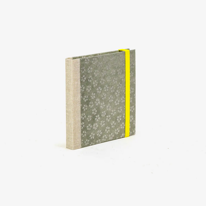 Skizzenbuch-blaupause-10x10cm-160-leere-Seiten-Cover-seitlich-hinten-Bezogen-mit-Geometrisch-Bluete-silberaufgrau