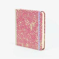 Skizzenbuch-blaupause-15x15cm-224-leere-Seiten-Bezogen-mit-Bogen-Labyrinth-achenseegruen-auf-magenta-Produktansicht-Cover-Seitlich-Vorn-2