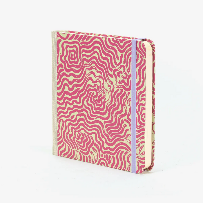 Skizzenbuch-blaupause-15x15cm-224-leere-Seiten-Bezogen-mit-Bogen-Labyrinth-achenseegruen-auf-magenta-Produktansicht-Cover-Seitlich-Vorn-2