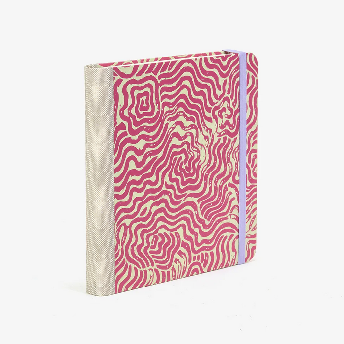 Skizzenbuch-blaupause-15x15cm-224-leere-Seiten-Bezogen-mit-Bogen-Labyrinth-achenseegruen-auf-magenta-Produktansicht-Cover-Seitlich-hinten-3
