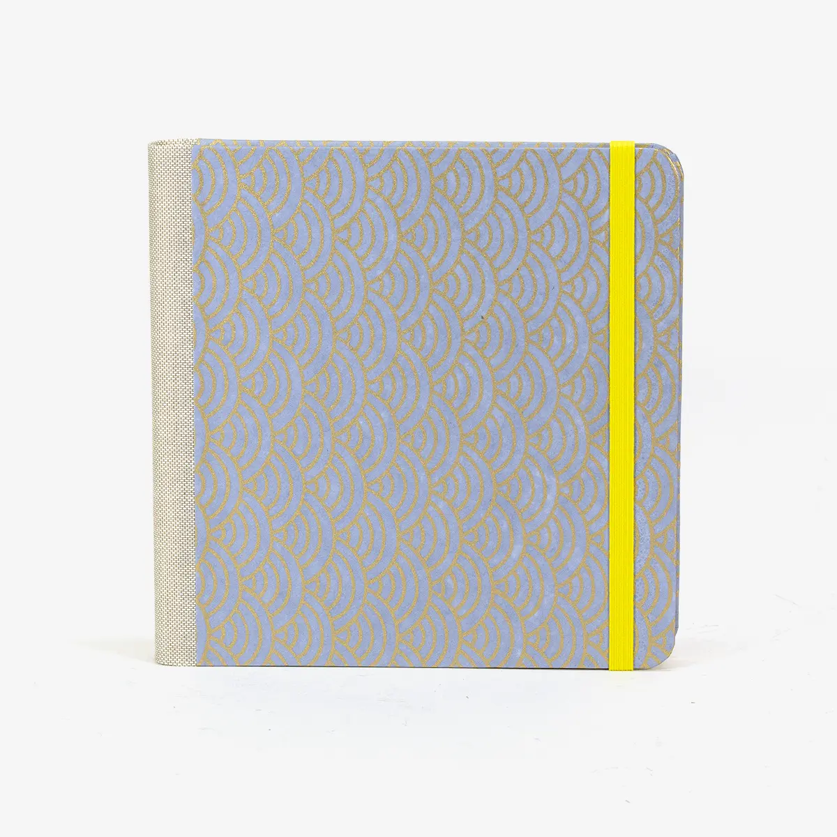 Skizzenbuch-blaupause-15x15cm-224-leere-Seiten-Bezogen-mit-Chiyogami-Haifischhaut-gold-auf-flieder-Produktansicht-Cover-Vorn-1