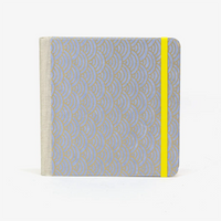Skizzenbuch-blaupause-15x15cm-224-leere-Seiten-Bezogen-mit-Chiyogami-Haifischhaut-gold-auf-flieder-Produktansicht-Cover-Vorn-1