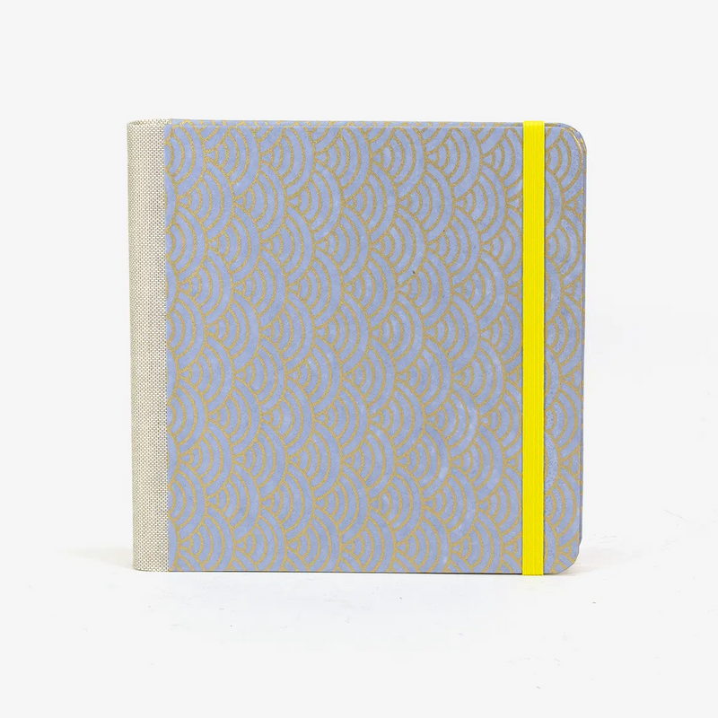 Skizzenbuch-blaupause-15x15cm-224-leere-Seiten-Bezogen-mit-Chiyogami-Haifischhaut-gold-auf-flieder-Produktansicht-Cover-Vorn-1