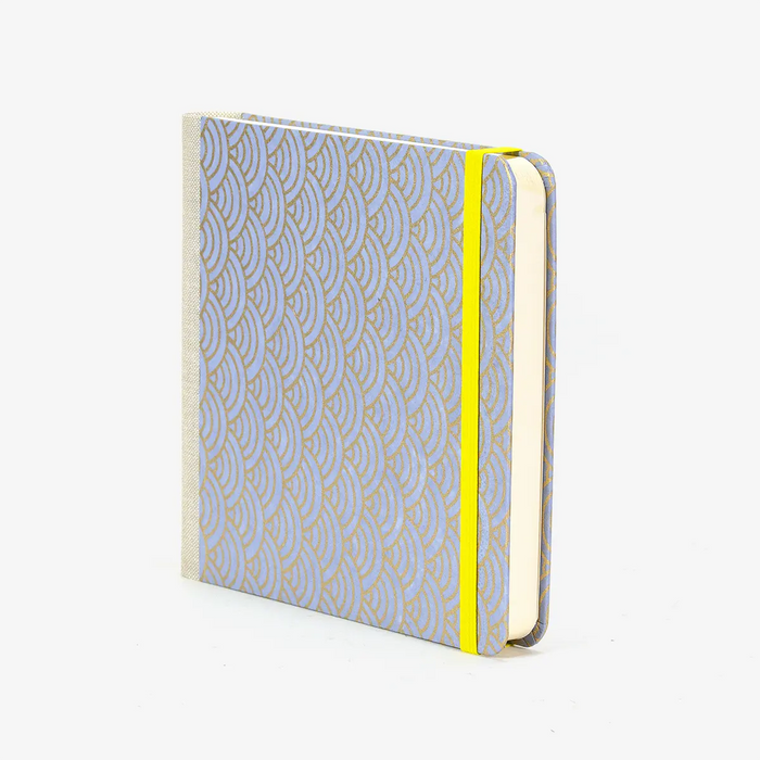 Skizzenbuch-blaupause-15x15cm-224-leere-Seiten-Bezogen-mit-Chiyogami-Haifischhaut-gold-auf-flieder-Produktansicht-Cover-seitlich-Vorn-2
