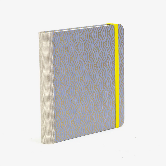Skizzenbuch-blaupause-15x15cm-224-leere-Seiten-Bezogen-mit-Chiyogami-Haifischhaut-gold-auf-flieder-Produktansicht-Cover-seitlich-hinten-3