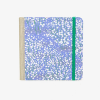 Skizzenbuch-blaupause-15x15cm-224-leere-Seiten-Bezogen-mit-Chiyogami-Weisse-kleine-Blueten-auf-Flieder-Produktansicht-Cover-Vorn