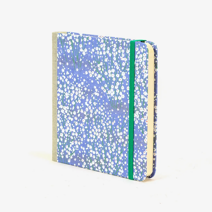 Skizzenbuch-blaupause-15x15cm-224-leere-Seiten-Bezogen-mit-Chiyogami-Weisse-kleine-Blueten-auf-Flieder-Produktansicht-Cover-setilich-Vorn-2
