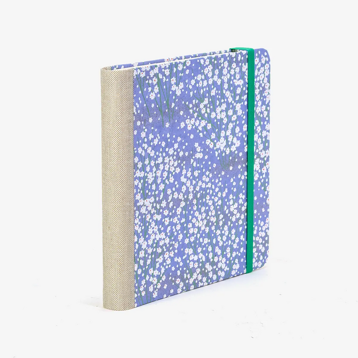 Skizzenbuch-blaupause-15x15cm-224-leere-Seiten-Bezogen-mit-Chiyogami-Weisse-kleine-Blueten-auf-Flieder-Produktansicht-Cover-setilich-hinten-3