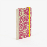 Skizzenbuch-blaupause-A6-160-leere-Seiten-Bezogen-mit-Bogen-Labyrinth-achenseegruen-auf-magenta-Produktansicht-Cover-Seitlich-hinten-3