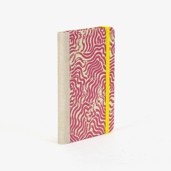 Skizzenbuch-blaupause-A6-160-leere-Seiten-Bezogen-mit-Bogen-Labyrinth-achenseegruen-auf-magenta-Produktansicht-Cover-Seitlich-hinten-3