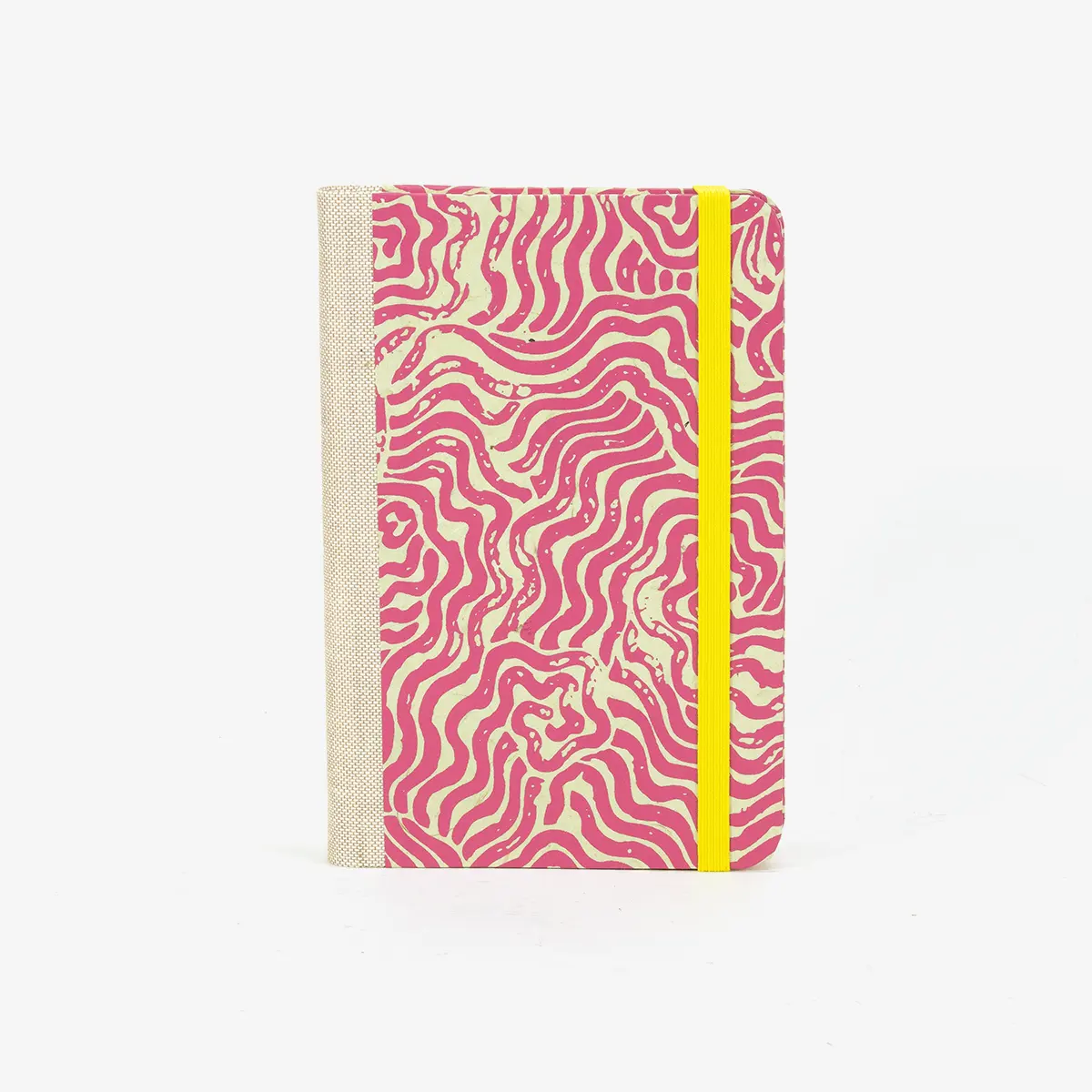 Skizzenbuch-blaupause-A6-160-leere-Seiten-Bezogen-mit-Bogen-Labyrinth-achenseegruen-auf-magenta-Produktansicht-Cover-Vorn