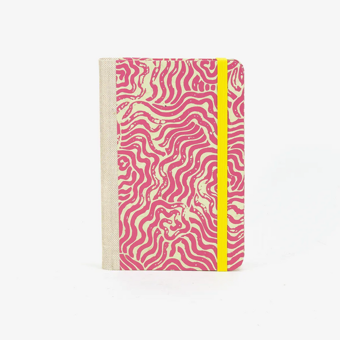 Skizzenbuch-blaupause-A6-160-leere-Seiten-Bezogen-mit-Bogen-Labyrinth-achenseegruen-auf-magenta-Produktansicht-Cover-Vorn