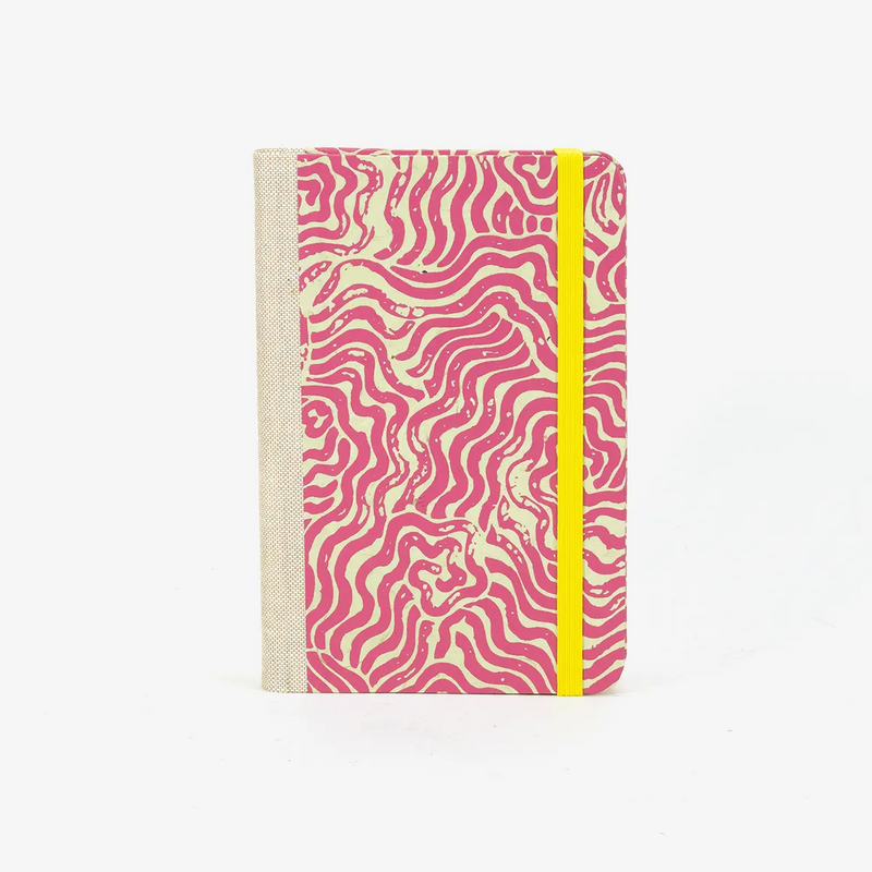 Skizzenbuch-blaupause-A6-160-leere-Seiten-Bezogen-mit-Bogen-Labyrinth-achenseegruen-auf-magenta-Produktansicht-Cover-Vorn