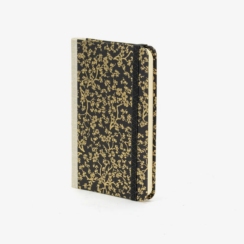 Skizzenbuch-blaupause-A6-160-leere-Seiten-Bezogen-mit-Chiyogami-kirschblueten-gold-auf-schwarz-Produktansicht-Cover-seitlich-Vorn-2