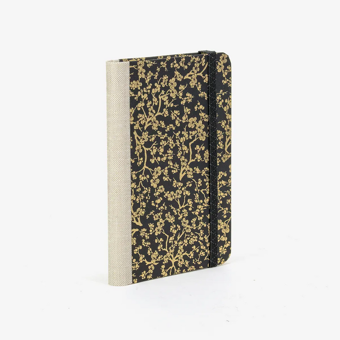 Skizzenbuch-blaupause-A6-160-leere-Seiten-Bezogen-mit-Chiyogami-kirschblueten-gold-auf-schwarz-Produktansicht-Cover-seitlich-hinten-3