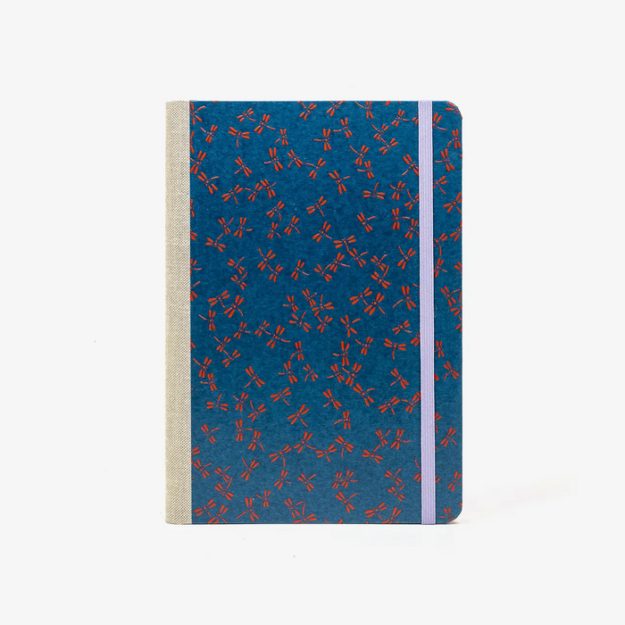 Skizzenbuch-dotted-A5-240seiten-mit-japnischesLAckpapier-motiv-Dragonfly-rot-auf-blau-bezogen-cover-von-vorn