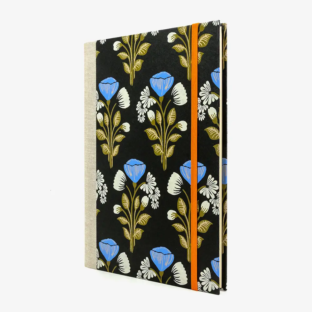 Skizzenbuch-leer-17x24cm-192seiten-cover-mit-Baumwollpapier-Motiv-Blumenmuster-auf-Schwarz-seitlich-von-vorn
