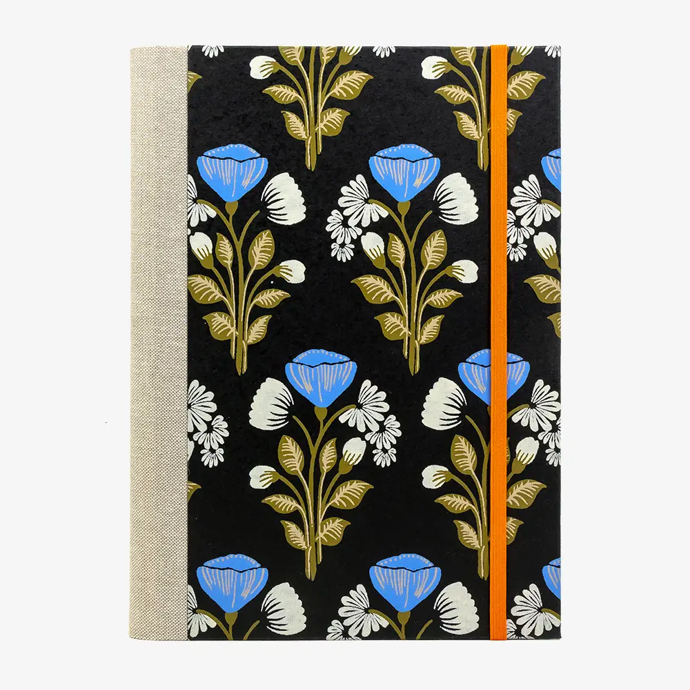 Notizbuch - 17x24 - liniert- 160 Seiten-Baumwoll -Papier- Design: -Blumenmuster- auf- Schwarz-cover-von-vorn