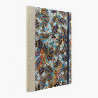 Skizzenbuch-leer-17x24cm-192seiten-cover-mit-Chiyogami-Papier-Motiv-Monstera-Blau-seitlich-von-hinten
