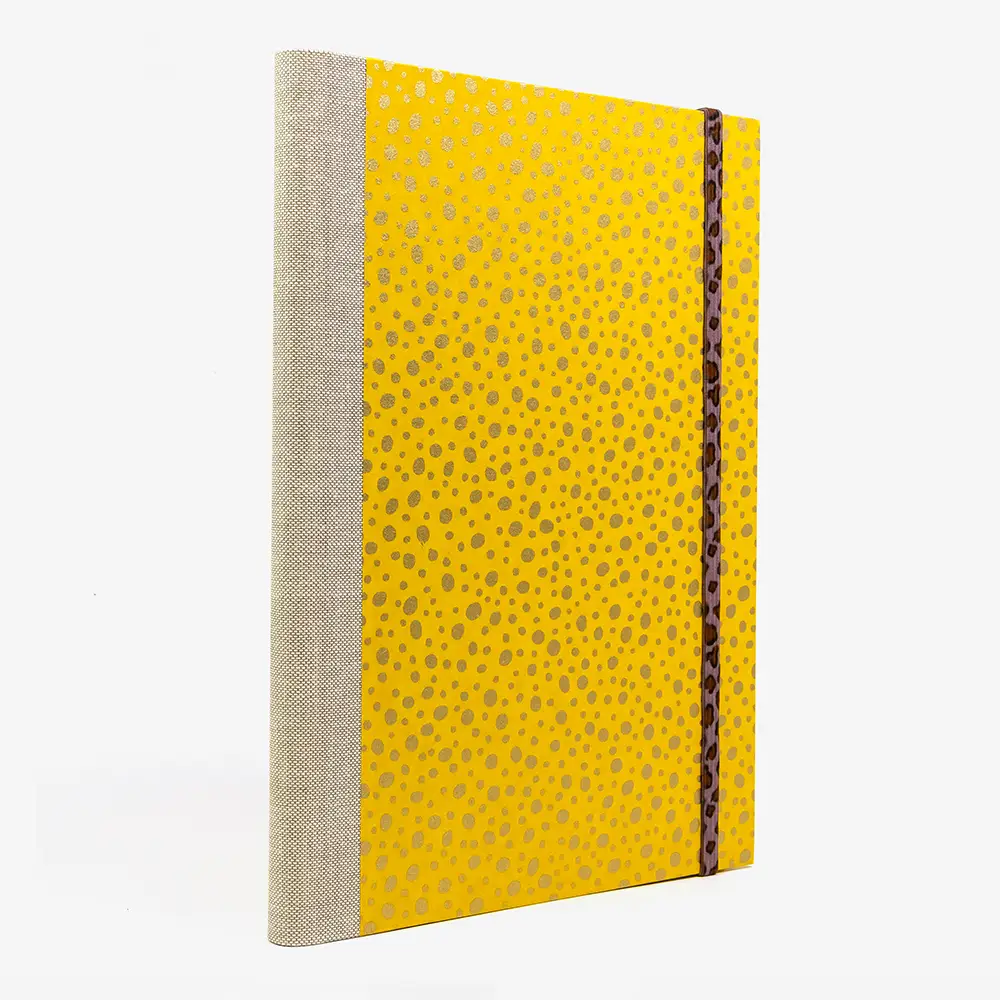 Skizzenbuch-leer-17x24cm-192seiten-cover-mit-Chiyogami-Papier-Motiv-Polkadots-Gold-auf-gelb-seitlich-von-hinten