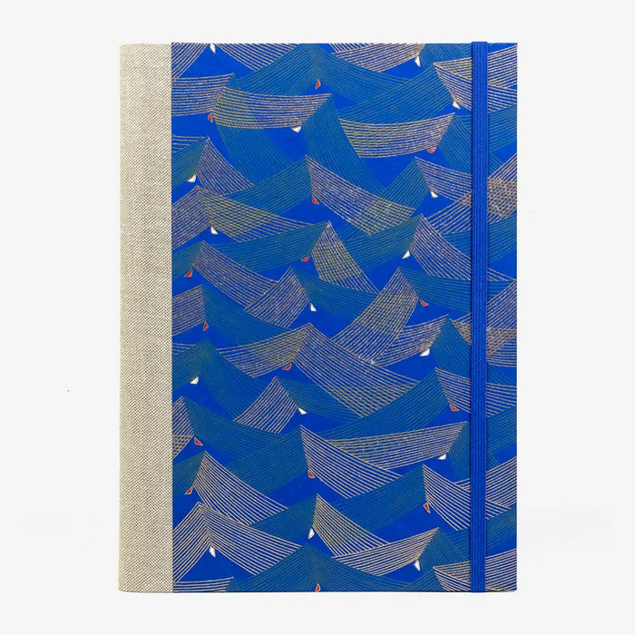 Skizzenbuch-leer-17x24cm-192seiten-cover-mit-Chiyogami-Papier-Motiv-Saitenspiel-blau