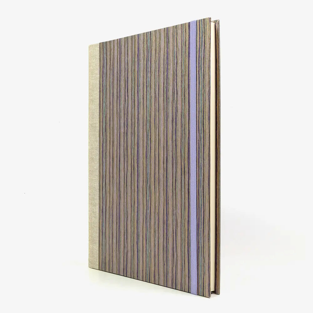 Notizbuch - 17x24 -liniert - 160 Seiten -Chiyogami- Papier- Design:- Streifen -Purple - Gold -Flieder-cover-seitlich-
von-vorn