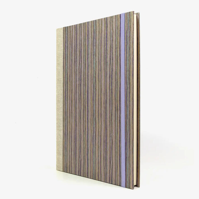 Notizbuch - 17x24 -liniert - 160 Seiten -Chiyogami- Papier- Design:- Streifen -Purple - Gold -Flieder-cover-seitlich-
von-vorn