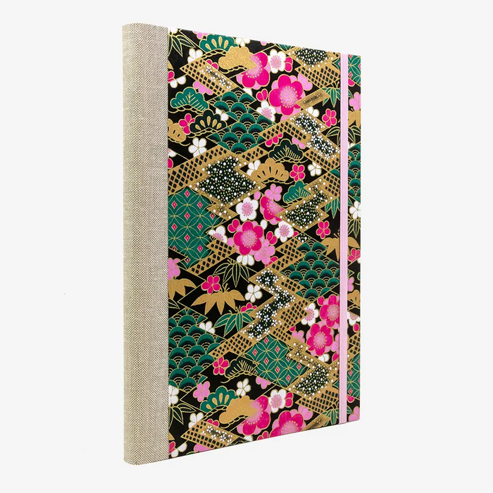Skizzenbuch-leer-17x24cm-192seiten-cover-mit-Chiyogami-Papier-Motiv-gruene-Rauten-mit-PAttern-gefuellt-seitlich-von-hinten
