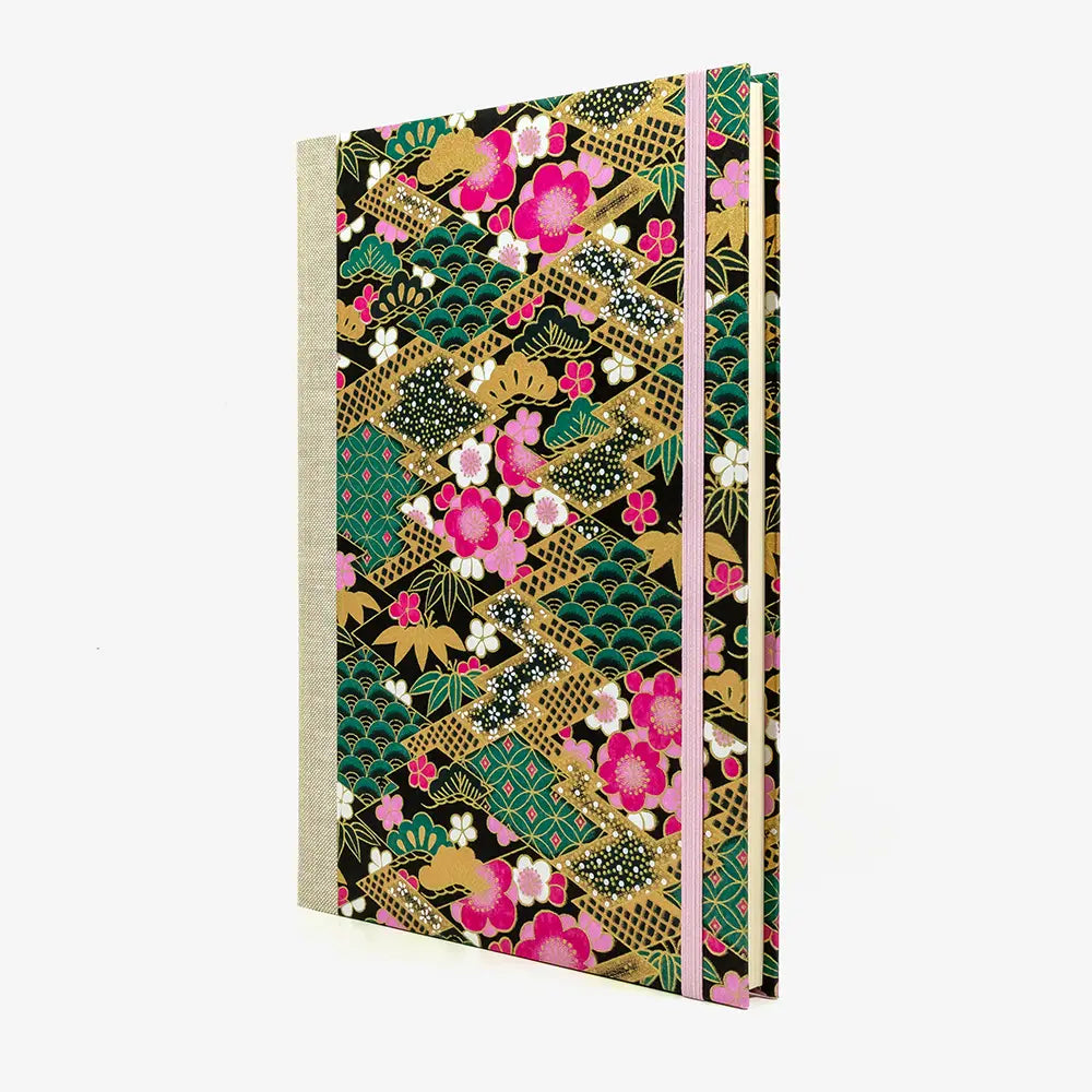 Skizzenbuch-leer-17x24cm-192seiten-cover-mit-Chiyogami-Papier-Motiv-gruene-Rauten-mit-PAttern-gefuellt-seitlich-von-vorn