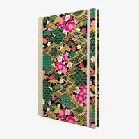 Skizzenbuch-leer-17x24cm-192seiten-cover-mit-Chiyogami-Papier-Motiv-gruene-Rauten-mit-PAttern-gefuellt-seitlich-von-vorn
