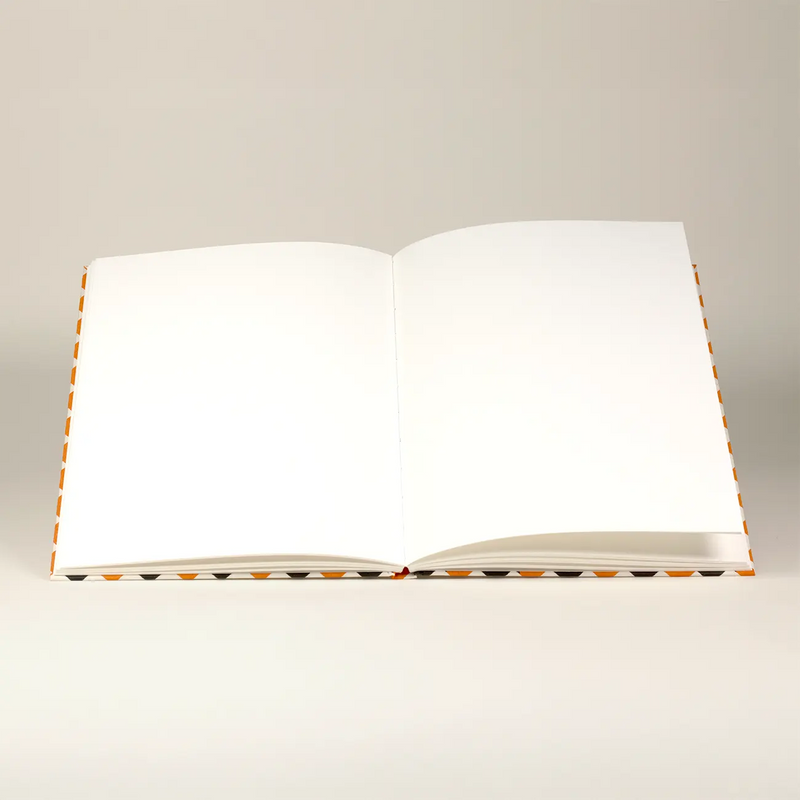 Skizzenbuch-leer-format-17x22cm-cover-aus-katazome-Shi-Tokyo-Memo-Karos-schwarz-orange-Buch-aufgeschlagen