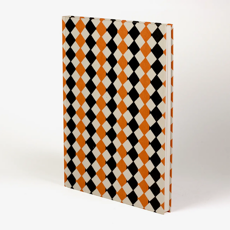 Skizzenbuch-leer-format-17x22cm-cover-aus-katazome-Shi-Tokyo-Memo-Karos-schwarz-orange-Produktansicht-Buch-Seitlich-vorn