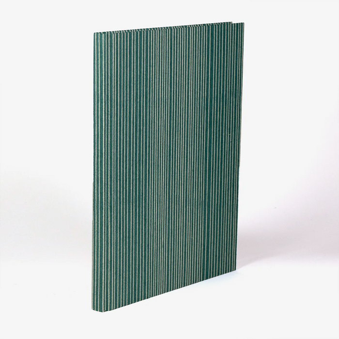 Skizzenbuch-leer-format-17x22cm-cover-aus-katazome-Shi-Tokyo-Memo-Linien-auf-azur-Produktansicht-Buch-Seitlich-hinten