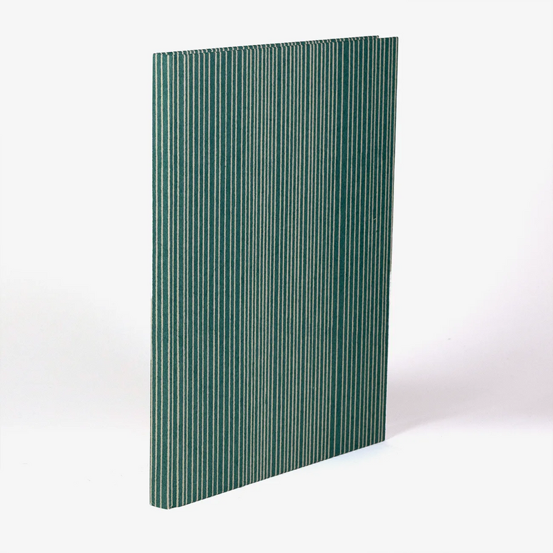 Skizzenbuch-leer-format-17x22cm-cover-aus-katazome-Shi-Tokyo-Memo-Linien-auf-azur-Produktansicht-Buch-Seitlich-hinten