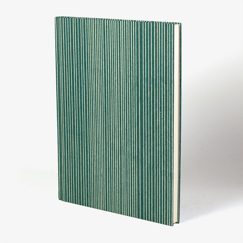 Skizzenbuch-leer-format-17x22cm-cover-aus-katazome-Shi-Tokyo-Memo-Linien-auf-azur-Produktansicht-Buch-Seitlich-vorn