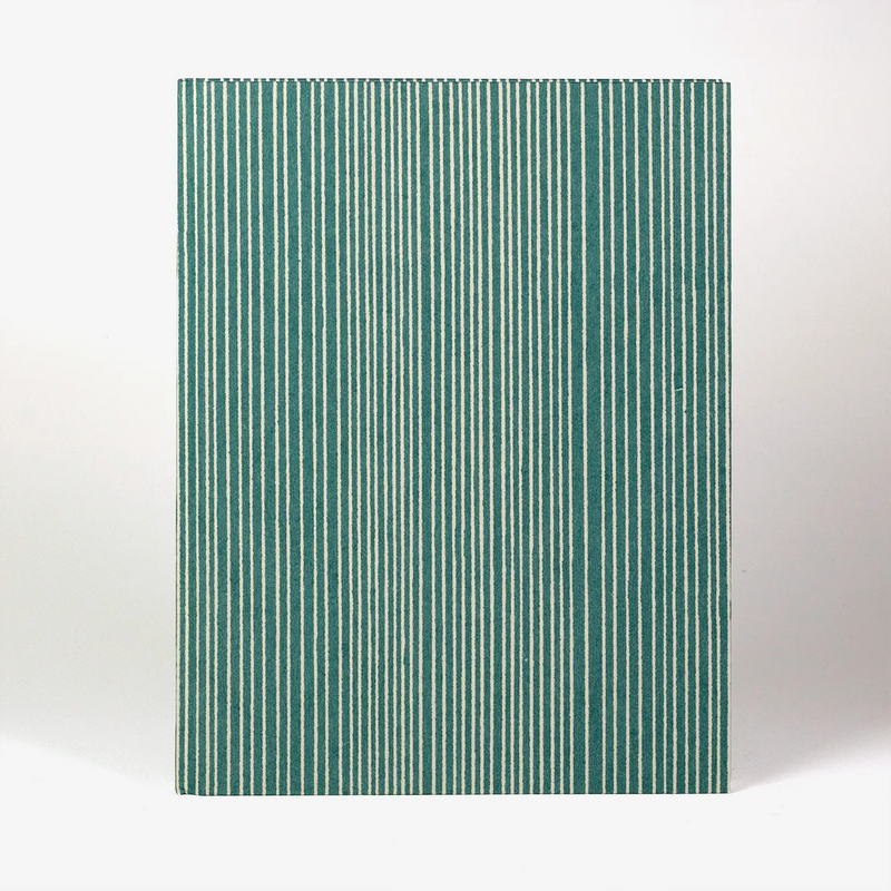 Skizzenbuch-leer-format-17x22cm-cover-aus-katazome-Shi-Tokyo-Memo-Linien-auf-azur-Produktansicht-Buch-vorn