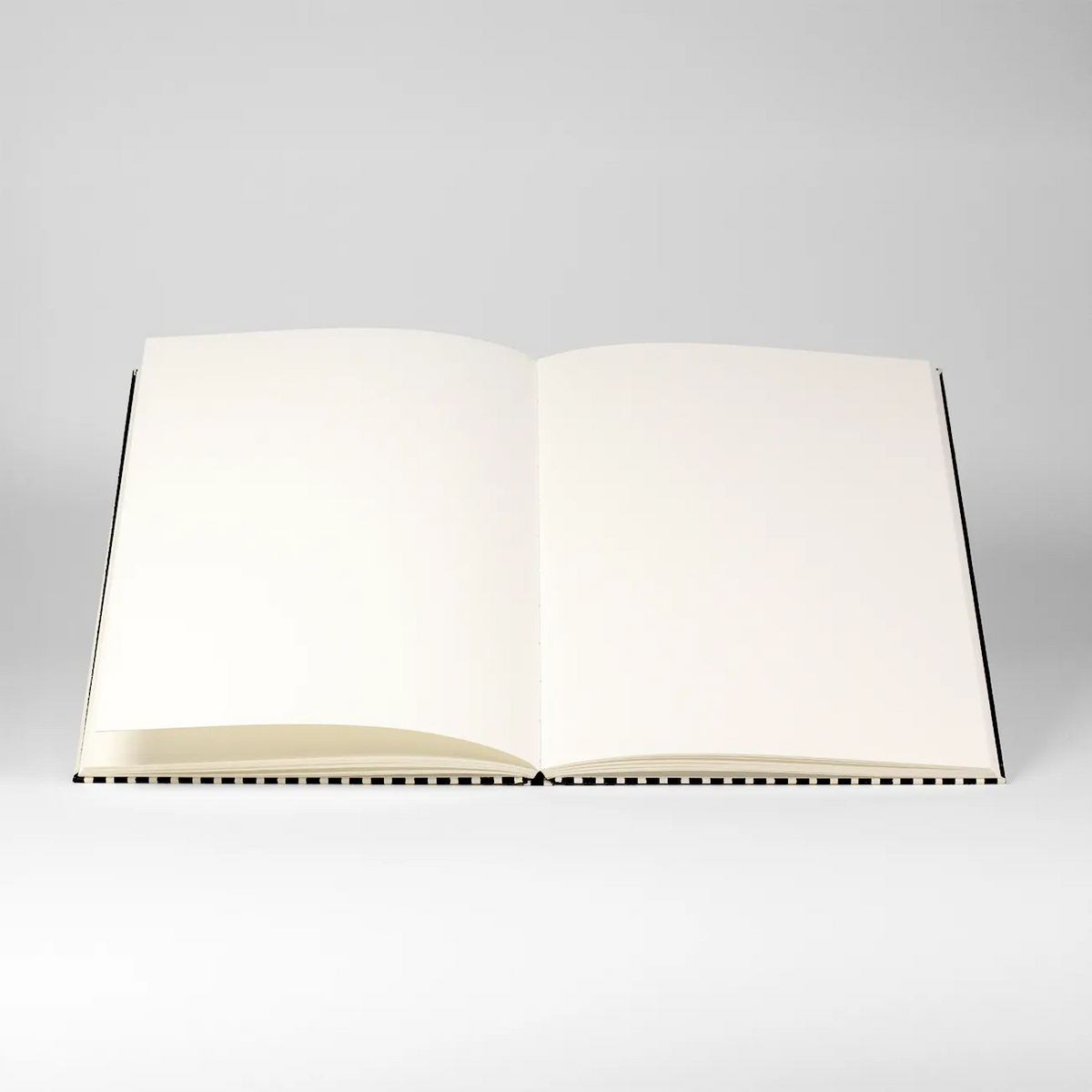 Skizzenbuch-leer-format-17x22cm-cover-aus-katazome-Shi-Tokyo-Memo-Streifen-schwarz-Buch-aufgeschlagen