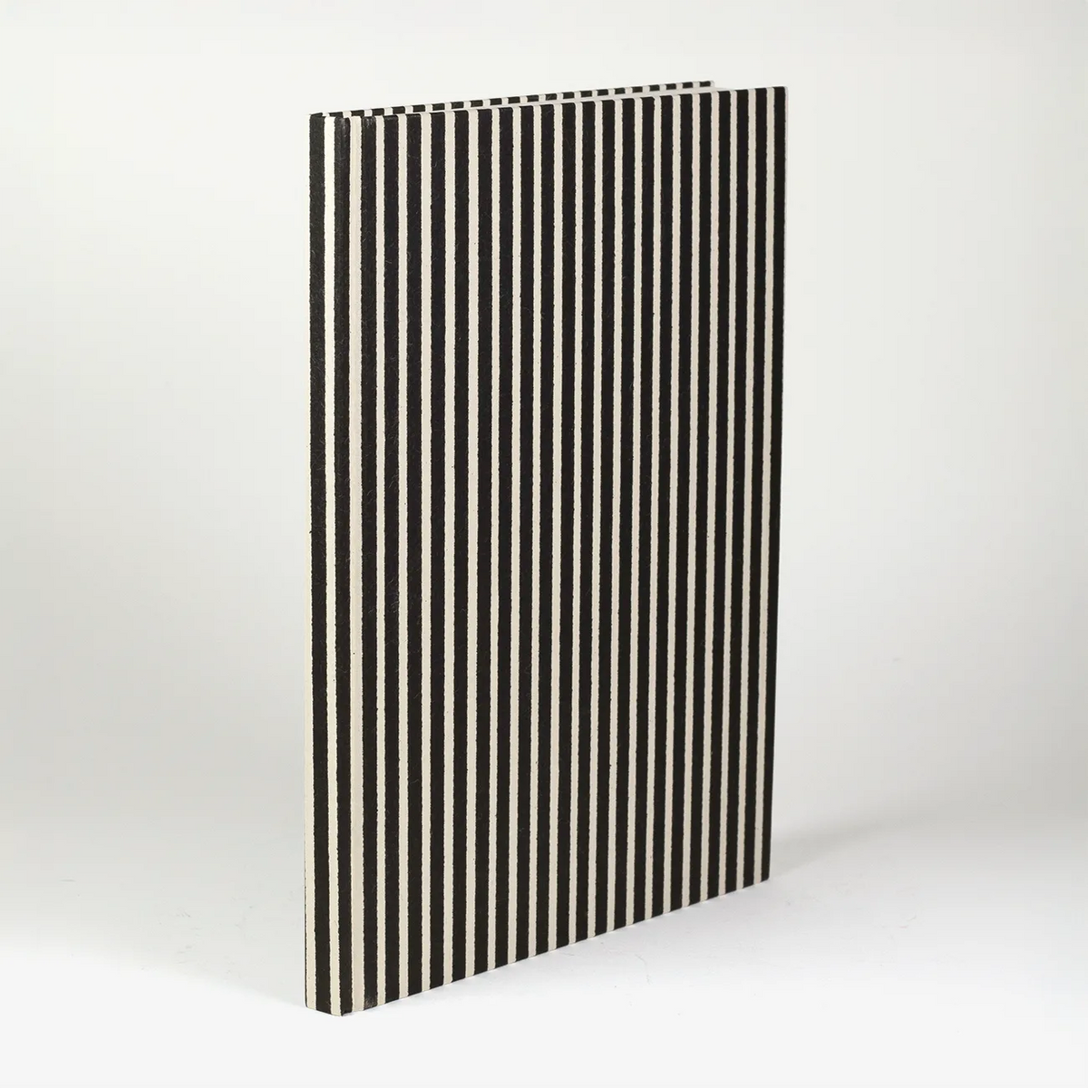 Skizzenbuch-leer-format-17x22cm-cover-aus-katazome-Shi-Tokyo-Memo-Streifen-schwarz-Produktansicht-Buch-Seitlich-hinten