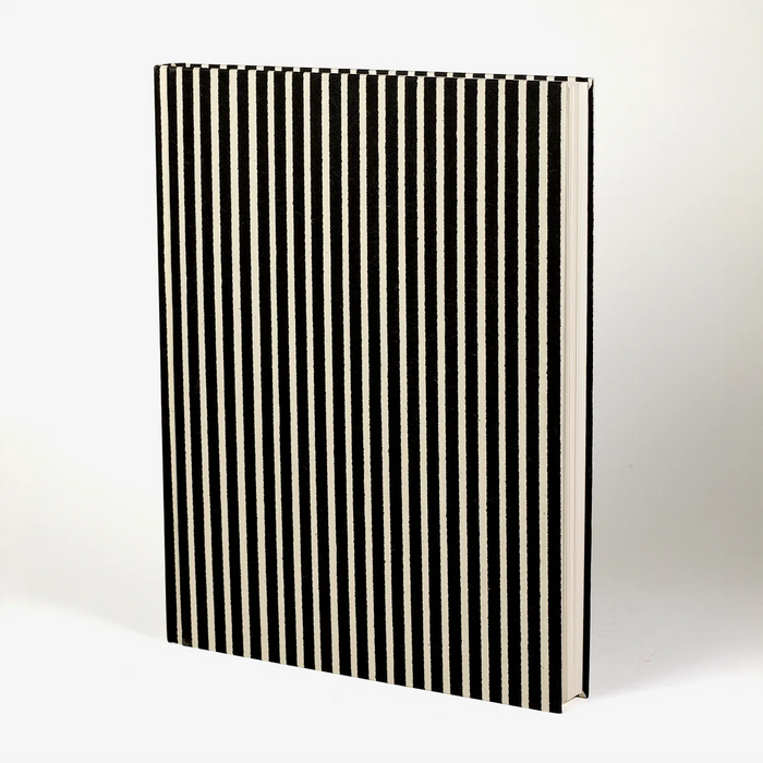 Skizzenbuch-leer-format-17x22cm-cover-aus-katazome-Shi-Tokyo-Memo-Streifen-schwarz-Produktansicht-Buch-Seitlich-vorn
