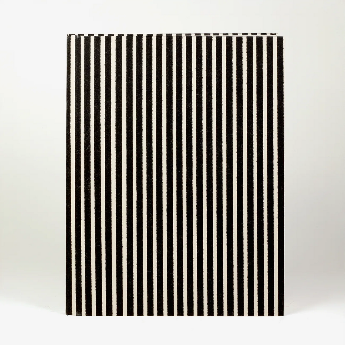 Skizzenbuch-leer-format-17x22cm-cover-aus-katazome-Shi-Tokyo_-Memo-_Streifen-_schwarz-Produktansicht-Buch-vorn