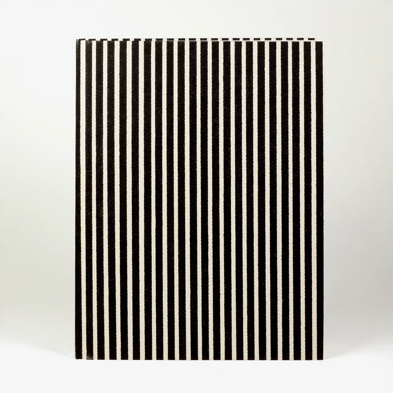 Skizzenbuch-leer-format-17x22cm-cover-aus-katazome-Shi-Tokyo_-Memo-_Streifen-_schwarz-Produktansicht-Buch-vorn