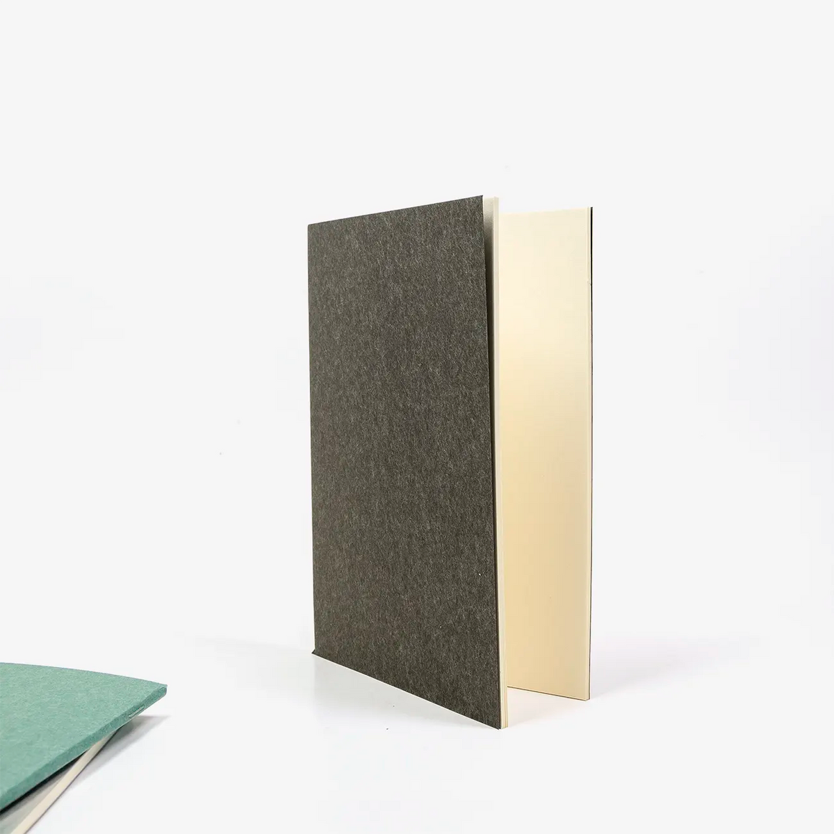 Skizzenheft-Format-19.8x14_5cm-Satogami-umschlag-schwarz-48-Seiten-Stehend-aufgefaechert