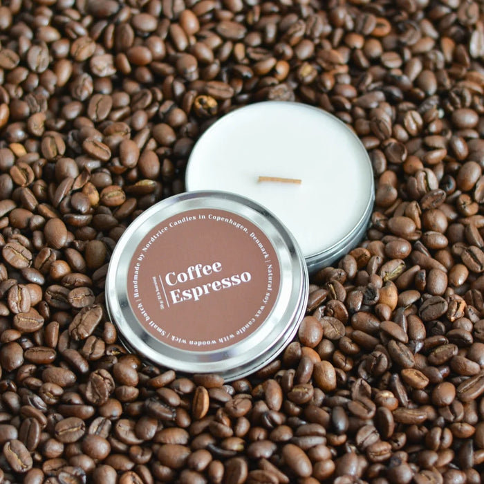 Soja-Duftkerzen-M-50g-Coffee_Espresso-von-nordtrice-in-aluminumbox-produktfotos-kerze-mit-holzdocht-2