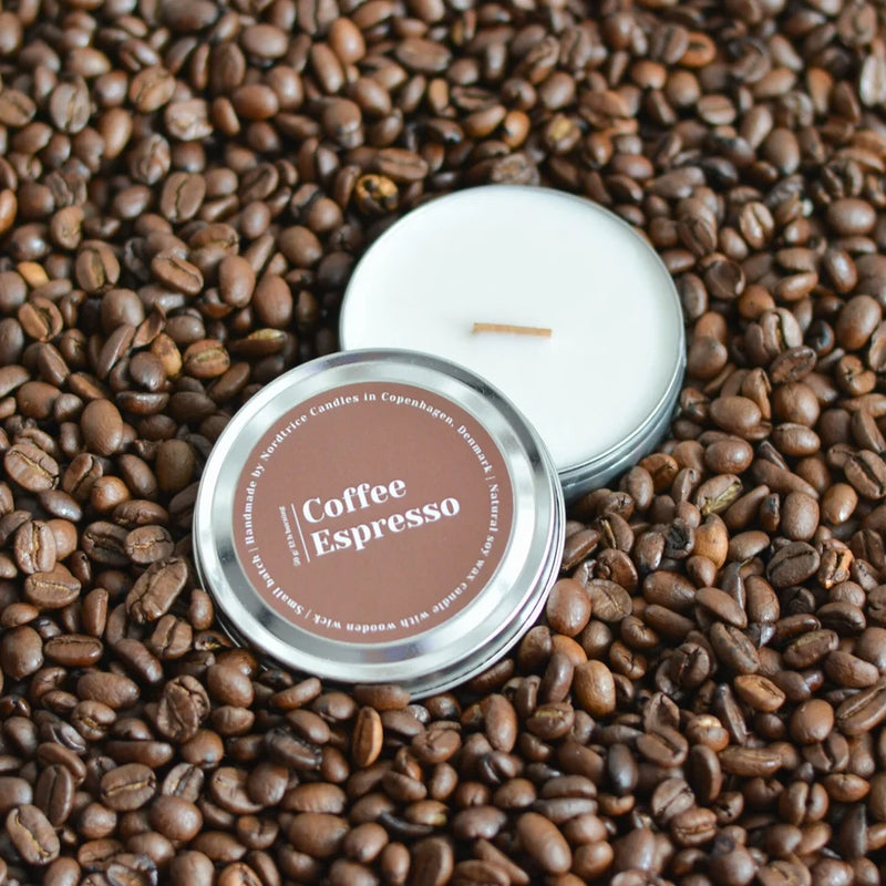 Soja-Duftkerzen-M-50g-Coffee_Espresso-von-nordtrice-in-aluminumbox-produktfotos-kerze-mit-holzdocht-2