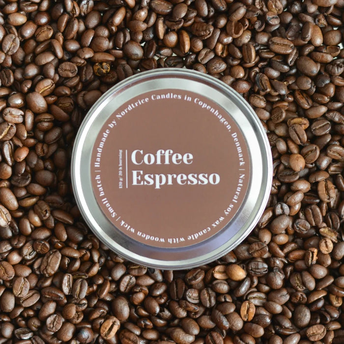 Soja-Duftkerzen-M-50g-Coffee_Espresso-von-nordtrice-in-aluminumbox-produktfotos-kerze-mit-holzdocht