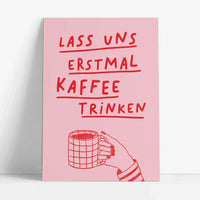 Studio-Danii-Postkarte-Alltaeglich-Motiv-erstmal-KAffee-rosa-A6-grauer-hintergrund