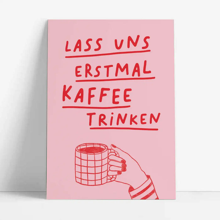 Studio-Danii-Postkarte-Alltaeglich-Motiv-erstmal-KAffee-rosa-A6-grauer-hintergrund