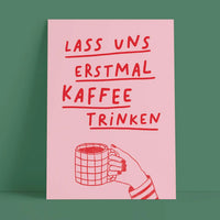 Studio-Danii-Postkarte-Alltaeglich-Motiv-erstmal-KAffee-rosa-A6